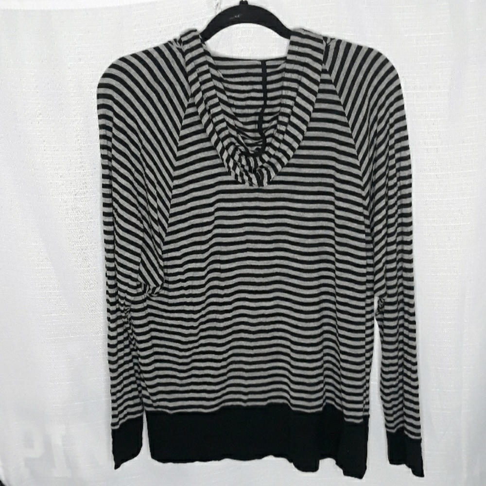 New York & Company 1/4 zip hoodie - Picture 4 of 4